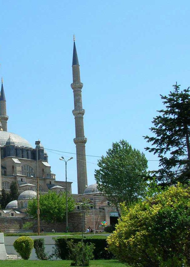 İnce ve zarif 4 minareye sahip büyük kubbesiyle görkemli Camii, iç tasarımında kullanılan ve