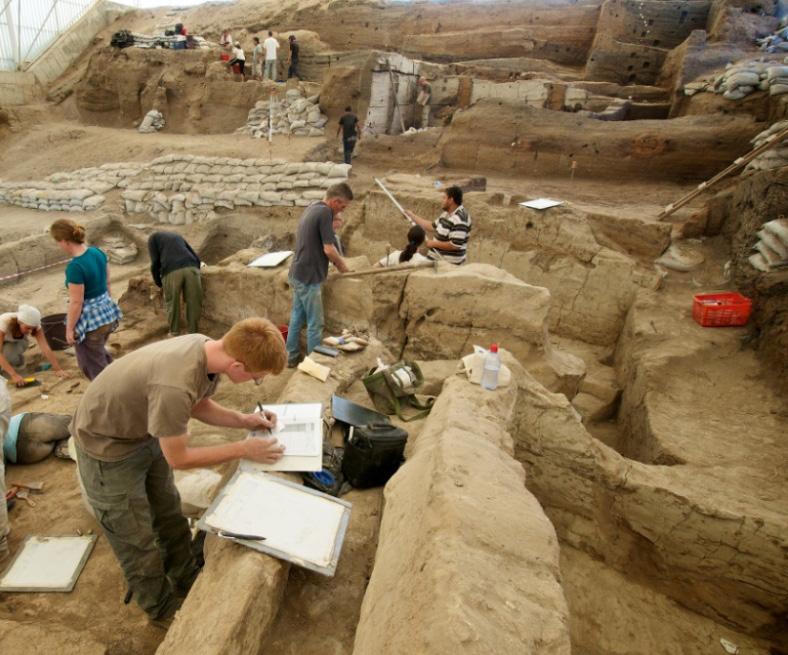 Çatalhöyük teki içlerine çatılardan girilen birbirine bitişik evler ile sokağı olmayan yerleşim ünik bir özellik sergilemektedir.