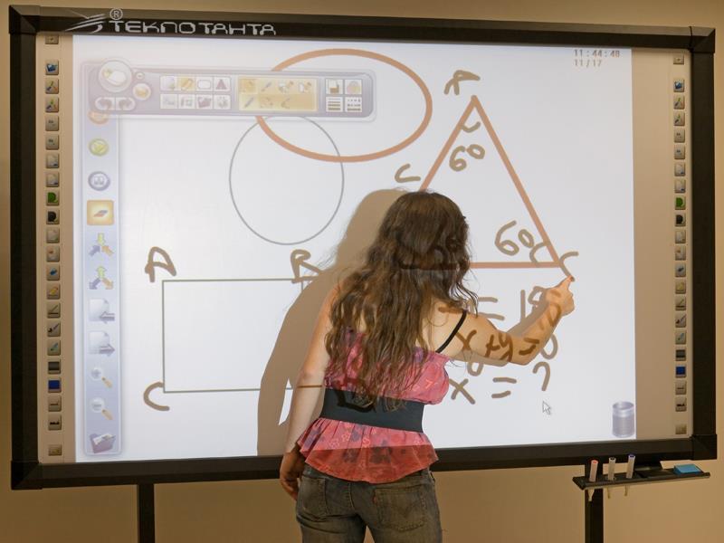 İlk olarak, beyaz tahta yanına takılacak akıllı tahta donanımı ve yazılımı ile bilgisayar ve projeksiyon kullanılarak akıllı tahta oluşturulabilir.