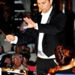 alkışlarken, Bodrum Belediye Başkanı Mehmet Kocadon orkestra