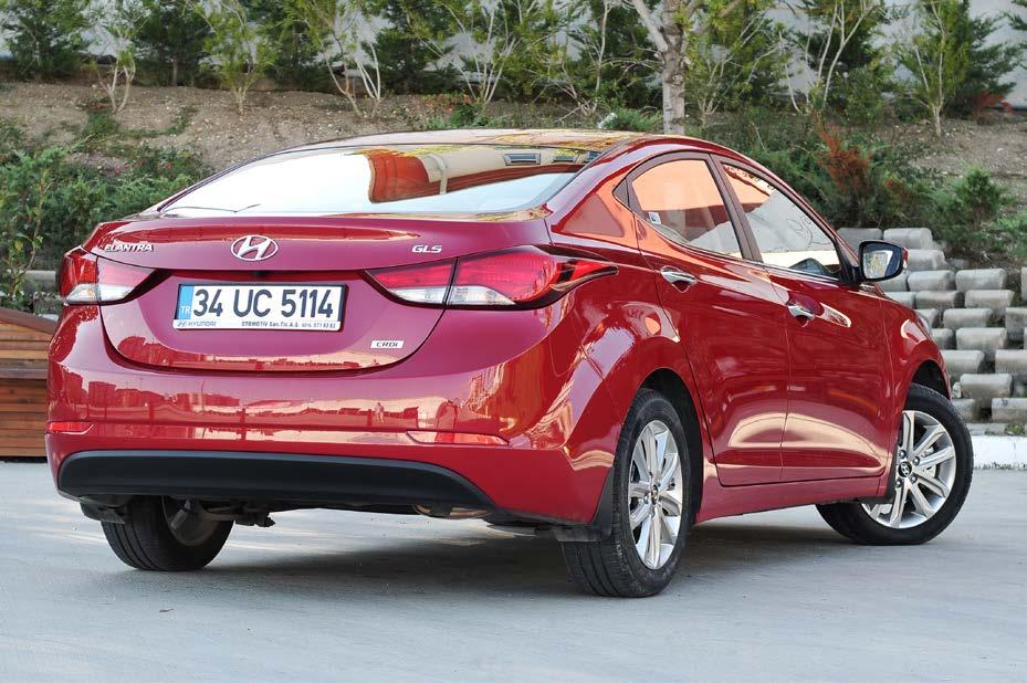 TEST SÜRÜŞÜ HYUNDAI ELANTRA 1.6 CRDi OTOMATİK Hyundai nin dinamik çizgilerden oluşan yeni tasarım anlayışı Elantra da da karşımıza çıkıyor. Elantra, son derece modern ve dinamik bir görünüm sunuyor.