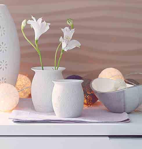 A 2 li Vazo Seti Mat beyaz porselen üzerine çiçek desenlidir İç kısmı camdır. Yükseklikleri yaklaşık 8 ve 10 cm dir.