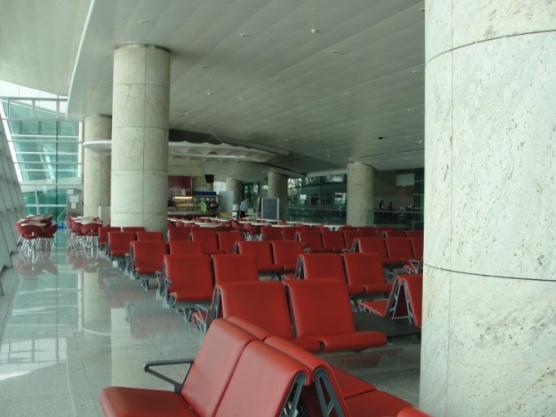 Modern ve kendine özgü bir mimari kimliğe sahip doğrusal iskele bloğu ana terminali kucaklayan yapısıyla tüm biniş kapıları yolcu görüşündedir.