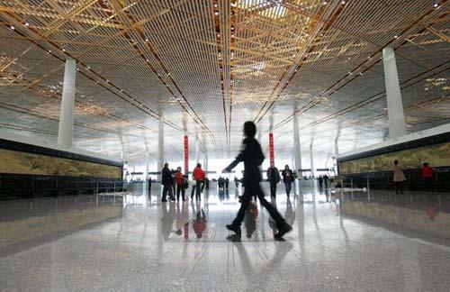 Şekil 2.22. Pekin Havalimanı ilk mimari taslağı (Manning et. al, 2009). Terminal inşasında cam, çelik ve alüminyum malzemeler ile Çin in renklerini yansıtan tonlar kullanılmıştır.