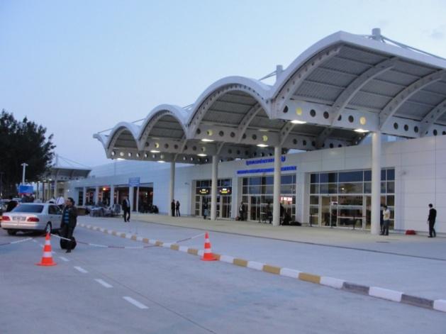 Bu örtü kara tarafı yolcu kabul salonu ve bagaj alım salonu örtüsünden bağımsız çalışmakta, örtü sayesinde terminal hafifliğini ilk girişte sergilemektedir.