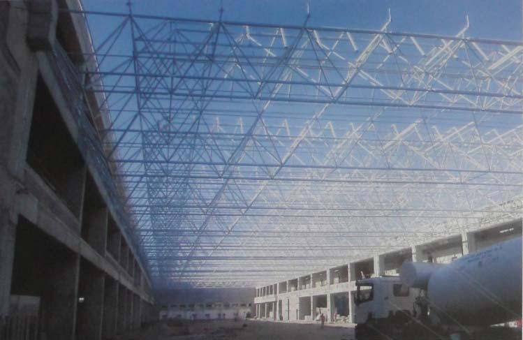 Yolcu kabul salonunun iki yüzeyi betonarmeden inşa edilmiş orta alan uzay çelik çatı örtüsü ile geçilmiştir. Çelik geniş alanların kolonsuz geçişini sağlayan esnek bir malzemedir.