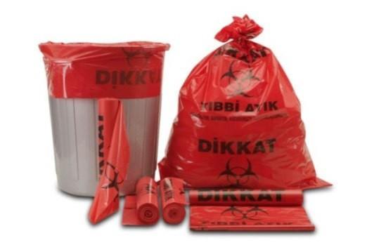 Tıbbi atıkların toplanmasında kırmızı renkli özel plastik torbalar kullanılır.