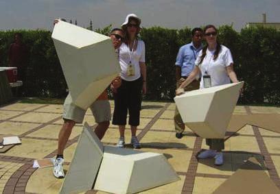 Katılımcılardan verilen malzemelerle üçgen bir piramit inşa etmeleri