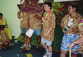 Brif akabinde katılımcılar masalarının üzerine önceden bırakılmış kostümlerin