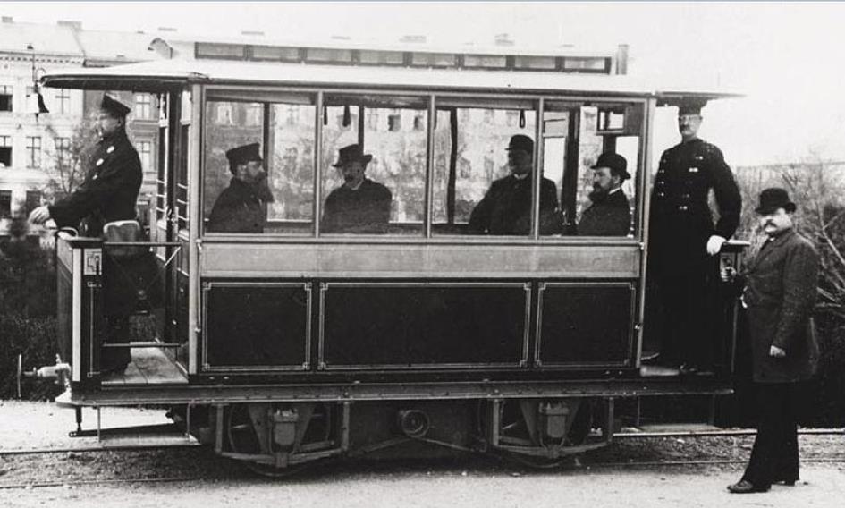 Şekil 2.1: Dünyanın ilk elektrikli tramvayı Kaynak:http://commons.wikimedia.org/wiki/File:First_electric_tram_Siemens_1881_in_Lichterfelde.