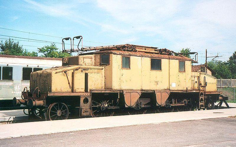 Dünyanın ilk AC lokomotifi 1902 yılında İtalya da Ganz firması Kálmán Kandó tarafından tasarlanmış ve 106 km uzunluğundaki Valtellina hattında kullanılmıştır. Şekil 2.