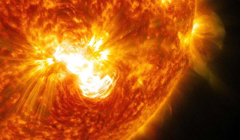 Güneş rüzgarı, Güneş üzerinde açık manyetik alan çizgilerinin bulunduğu koronal delikler boyunca uzaya saçılır.