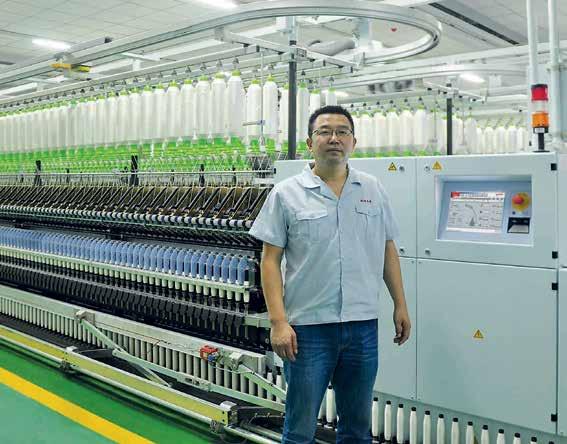 22 MÜŞTERİLER / 1/2017 Xianyang Textiles Eğirme Departmanı Müdürü Yang Renhong, ZinserRing 71'in önünde.