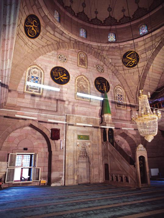 Sinan ın İstanbul Üsküdar daki Mihrimah, Atik Valide ve Eminönü Rüstem Paşa camilerinde olduğu gibi çift