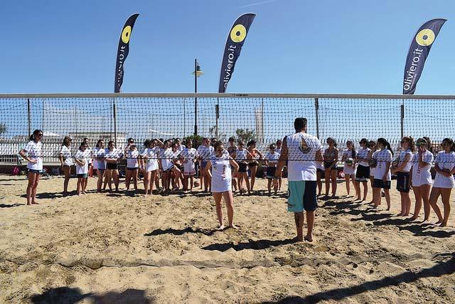 SPOR KAMPI Voleybol İtalya nın turistik RIMINI bölgesindeki sahil kasabası RICCIONE de yapılan Beach Volley kampında 11-14 yaş arası sporcular hem voleybol