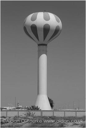 Bunların inşası zordur. İkinci ekonomik şekil silindirdir. 000-5000 m arasındaki hazneler betonarmeden, daha büyük hazneler ise metal veya ön gerilmeli betondan yapılır.