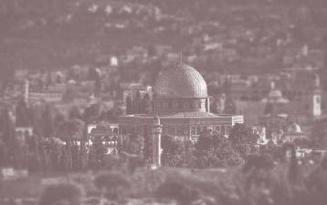 Kudüs e Üstünlük Kazandıran Mabed: Mescid-i Aksa Kudüs en başta Müslümanların ilk kıblesi olması ve Mescid-i Aksa yı bağrında barındırdığından dolayı İslam da ayrı bir yere ve öneme sahiptir.
