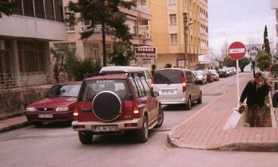 ASLİ KUSUR SAYILAN HALLER Kırmızı ışıkta veya görevlinin dur işaretinde geçmek, "Taşıt giremez" levhasının bulunduğu karayoluna veya bölünmüş karayolunda karşı yönden gelen trafiğin kullandığı şerit