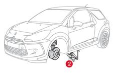 201 Pratik bilgiler Tekerleğin yerine takılması Tekerlek değişimi sonrasında Patlak lastiği bagaja düzgün yerleştirmek için, önce orta kapağı çıkarınız.