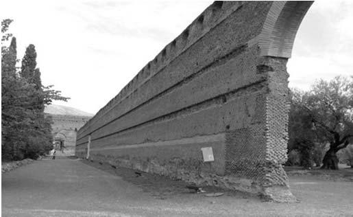 Tarih boyunca yığma yapılarda düşey hatıllar, taşıyıcı duvar ile aynı malzemeden, yer yer duvarın kalınlaştırılmasıyla destek ayakları