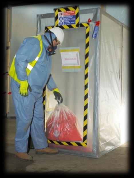 Sökülen asbestli malzeme, yönetmeliğe uygun olarak paketlenmekte ve asbest içeren atıkların