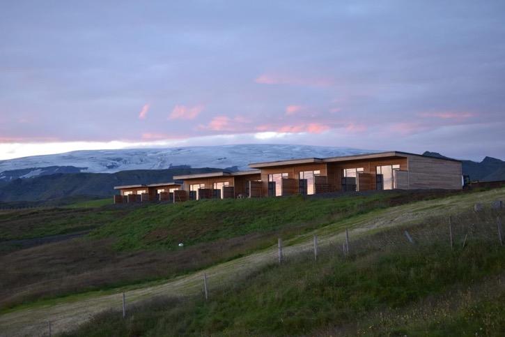 Bu eğlenceli şelalelerden sonra İzlanda'nın en meşhur ve en güzel şelalelerinden biri olan Skogafoss'a gidiyoruz.