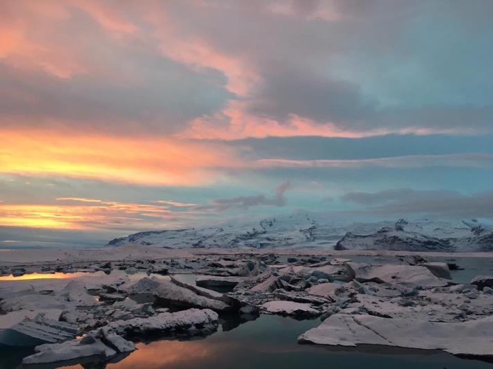 3. Gün 20 Mart Fjaðrárgljúfur - Jökulsarlon ve Diamond Beach Kahvaltımızın ardından Güney İzlanda nın harika manzarası ve yolculuğumuza özel hazırlanan dinlendirici İzlandik müzikler eşliğinde farklı