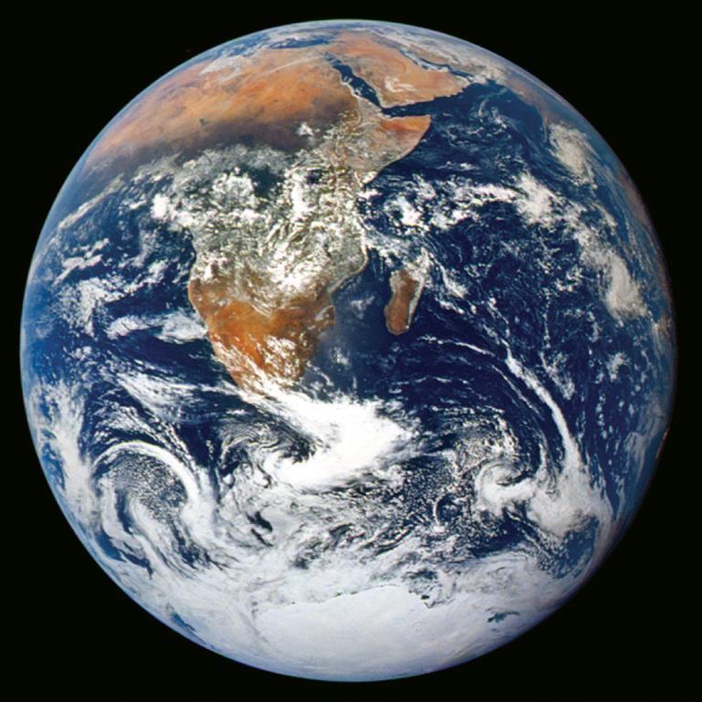 Şekil 31 Dünya'nın Apollo 17'den Uzaydan Görünümü Dünya kesinlikle yuvarlaktı... Dünyayı uzaydan görene kadar gerçekten yuvarlak kelimesinin ne anlama geldiğini bilmiyordum.