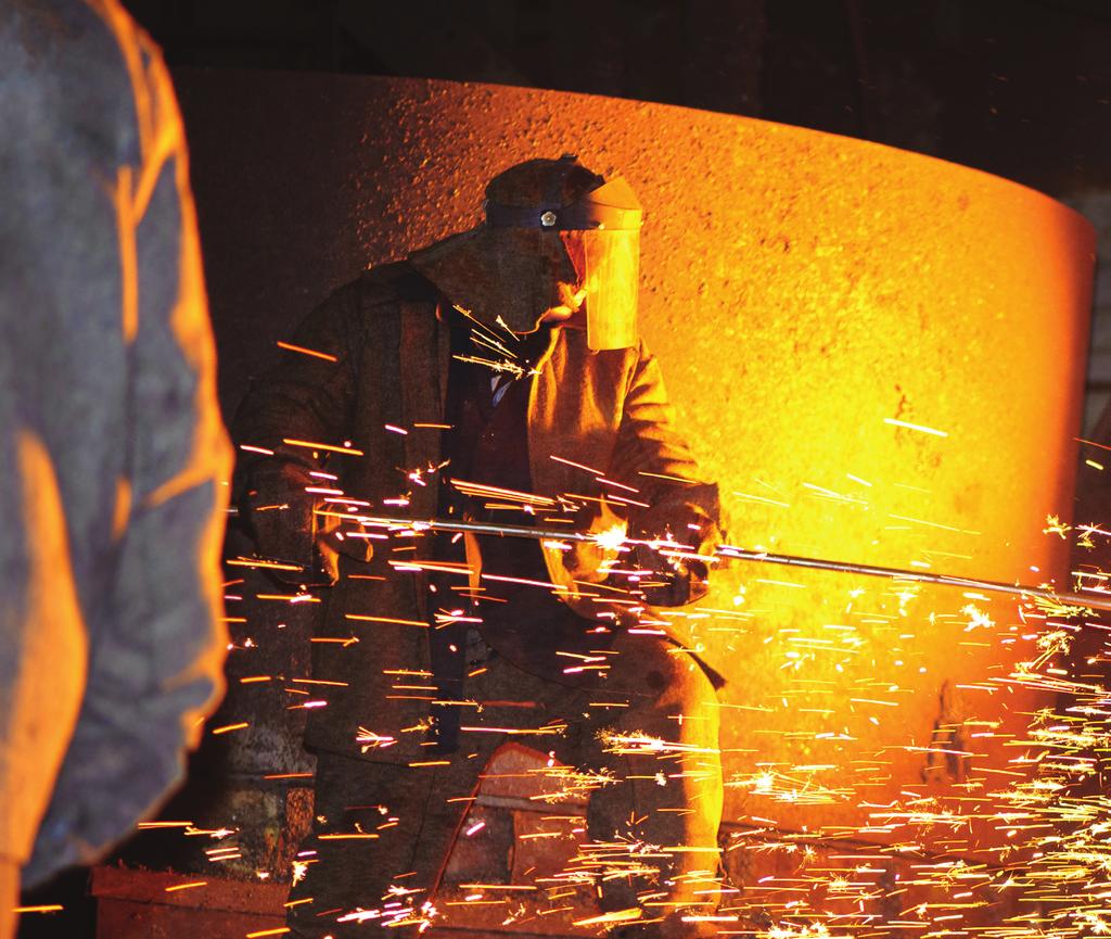 Demir çelik sektöründe, ağırlıklı olarak ithal girdi kullanılmaktadır. Elektrik Ark Ocaklı (EAO) kuruluşlarda hammadde olarak kullanılan hurdanın %70 civarındaki bölümü ithal edilmektedir.