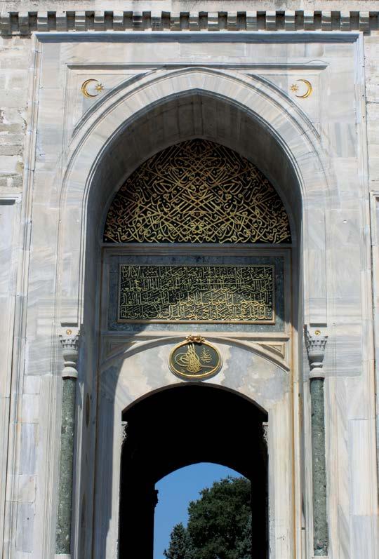 Orijinalinde iki katlı, simetrik, iç ve dış cephe arasında kubbeli bir mekâna sahip olan dikdörtgen planlı kapı, Orta Çağ kalelerini ve iki yanındaki