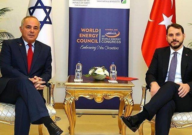 İsrail Enerji Bakanı Yuval Steinitz Türkiye Enerji Bakanı Berat Albayrak (Dünya Enerji Kongresi 2016) İsrail Enerji Bakanı Yuval Steinitz Türk ve İsrail hükümetleri arasında gaz konusunda bu yaz bir