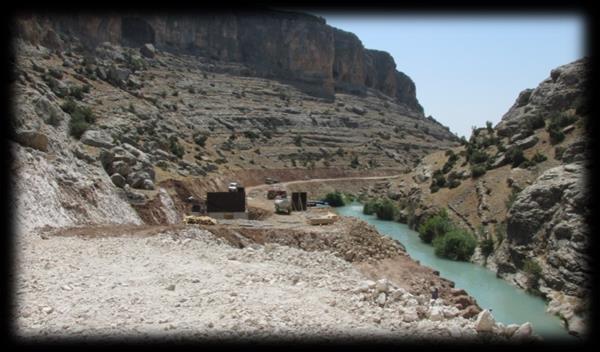 Fotoğraf 6: Burak Gürer (Araştırmacı) Gaziantep/Köklüce Kanyonu tırmanış bölgesi. Kanyon içine yeni açılan yol. Dere kenarındaki kamp alanları yok edilmiş.