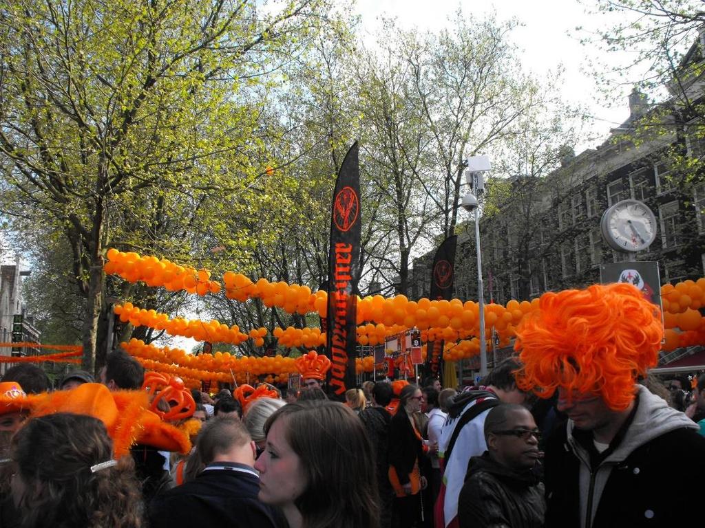 Kralın doğum günü bahane, eğlence şahane! Kral ın doğum günü (King s Day) kutlamalarının dünyanın en büyük sokak partisine dönüştüğü Amsterdam da turuncu bir deneyim sizi bekliyor.