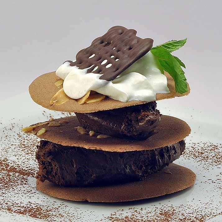 Tatlılar TIRAMISU PROFITEROL, vanilya dondurma dolgulu ve sıcak çikolata soslu CREME