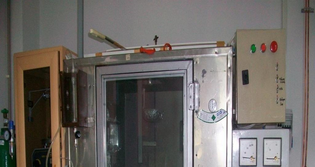17 Şekil 2.2 Ultrasonik kimyasal püskürtme sisteminin fotoğrafı. Ultrasonik kimyasal püskürtme tekniğinde deneysel sistemin ana kısmı kapalı bir oda halinde olan püskürtme odacığıdır.