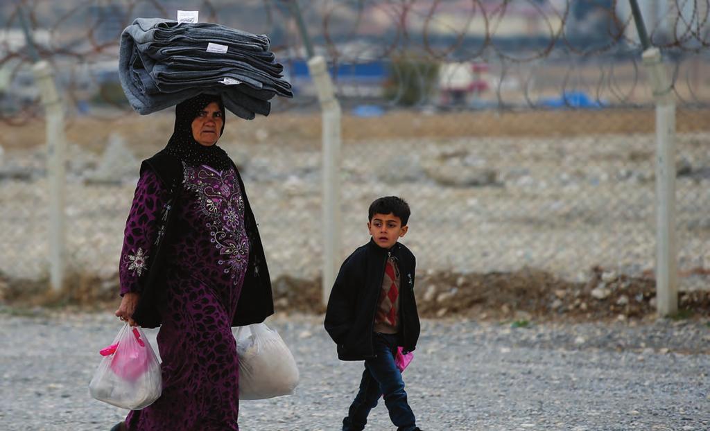 MEVCUT DURUM Türkiye, mevcut ulusal kurumlar vasıtasıyla Suriye ye destek yollamayı amaçlamaktadır ve yaklaşık %12 si (260,000 kişi) 24 mülteci kampında ve %88 i ise (1,740,000 kişi) ev sahibi