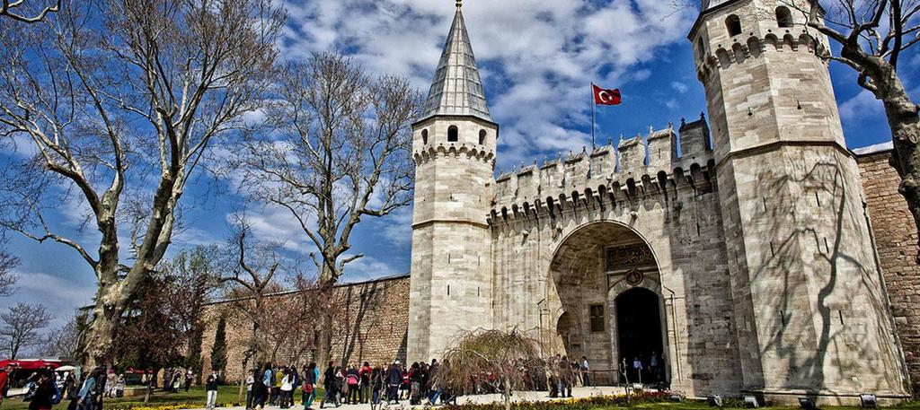 TOPKAPI SARAYI GENEL BİLGİLER Fatih Sultan Mehmed in 1453 yılında İstanbul u fethetmesinden sonra 1460 yıllarında yapımına başlanan ve 1478 yılında tamamlanan Saray; Marmara Denizi, İstanbul Boğazı