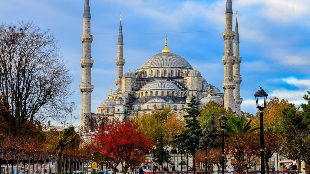 SULTANAHMET CAMİİ GENEL BİLGİLER 17. Yüzyılın önemli eserinden biri olan Sultanahmet Camii, Mimar Sinan ın yapı anlayışı içinde inşa edilmiş bir şaheserdir.