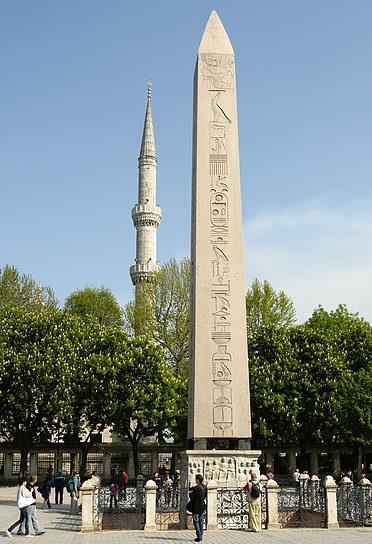 Alman Çeşmesi, İstanbul'daki Sultanahmet Meydanı'nda, Sultan I. Ahmed Türbesi'nin karşısında yer alan çeşmedir. Alman İmparatoru II. Wilhelm'in Sultana ve İstanbul'a hediyesidir.