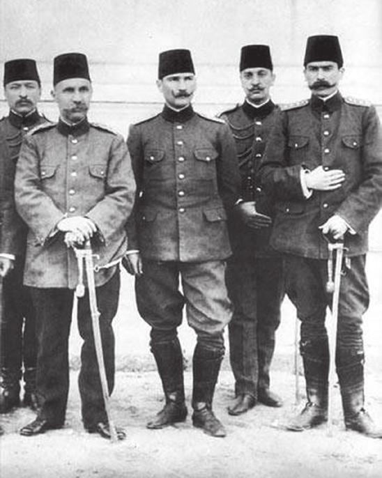 Meşrutiyet ilan edildikten sonra İttihat ve Terakki Cemiyeti nin izlediği politika gereği cemiyetle arası açılmıştır. Mustafa Kemal 3.