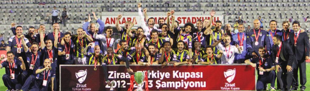 Hem de arka arkaya üç kez. İlk ikisinde Beşiktaş, finalde önce Fenerbahçe yi 1-0, ardından da Trabzonspor u 2-0 yenerek kupayı arka arkaya iki kez Akaretler e taşır.