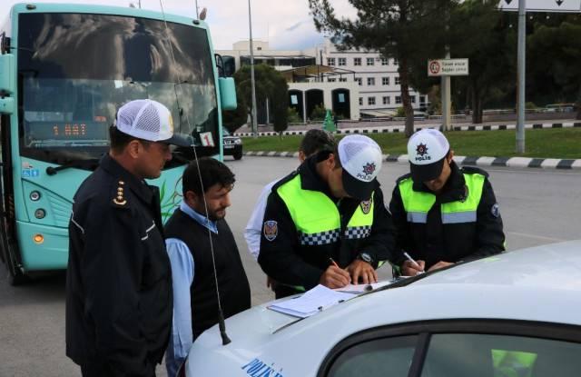 M anisa İl Emniyet Müdürlüğüne bağlı Trafik Tescil ve Denetleme Şube Müdürlüğü tarafından halk otobüslerine yönelik sivil denetleme gerçekleştirildi.