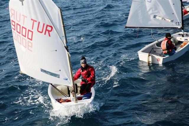 Pazartesi günü gerçekleşen ilk yarışlar, şiddetli rüzgarın ve soğuk havanın da etkisiyle sporcuların büyük mücadelesine sahne oldu. Bodrum un Yalıkavak Mahallesi nde bu yıl 10.