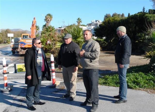 Bodrum Belediye Başkan Yardımcısı Taner Uslu ise belediye ekipleri tarafından yapılan çalışmaları yerinde inceleyerek yetkililerden bilgiler alıyor.