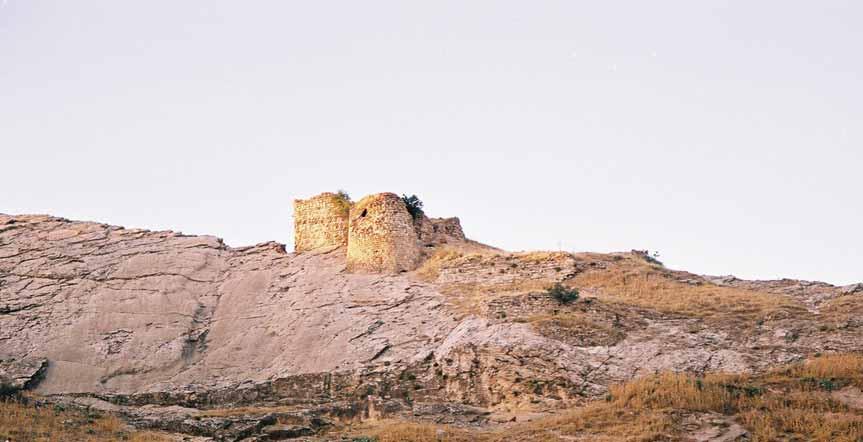 Doğu batı doğrultusundaki ana kaya üzerine oturan kale, tepenin topografyasına göre düzenlenmiştir. 17.80x12.00 m ölçülerindeki yapı, oldukça harap haldedir.