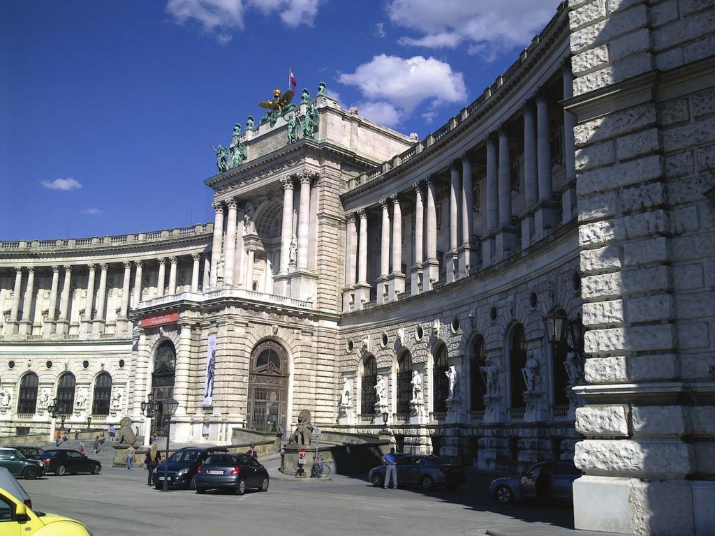 538 Okuyucu Mektupları / Reader Letters Mehlika Karagözoğlu Aslıyüksek Müzesi ile Doğa Tarihi Müzesi, müzelerin biraz ilerisinde Milli Kütüphane ile aynı bahçeye bakan Hofburg Kraliyet Sarayı,