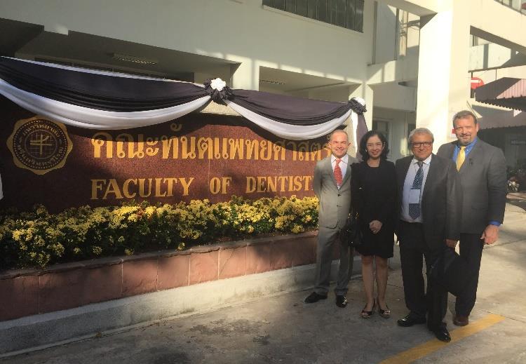 Resim 1: Soldan sağa Dr. Sarah Qadeer ( Bangkok Thammesat Univ Diş Hek Fak Protez Bölümü Öğr. Üyesi) Kongre başkanı Dr. Sushil Koirala (Nepal), Dr.