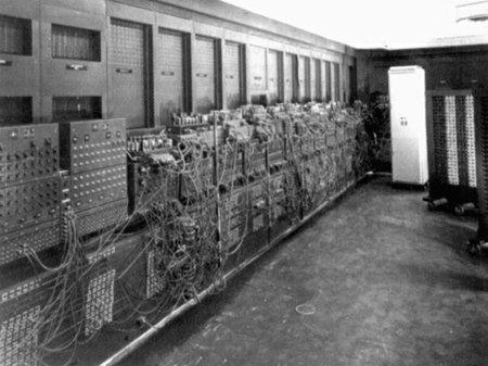 Tarihçe 1943-1946 yıllarında Mauchly ve Eckert tarafından ilk modern bilgisayar ENIAC ismiyle