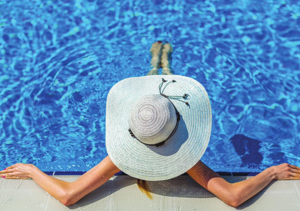 Şehrin temposuna serin bir mola A cool city break Swissôtel Büyük Efes in efsanevi açık havuzu yaz mevsimine serin bir başlangıç yapmak isteyenler için kapılarını Mayıs tan itibaren açıyor.