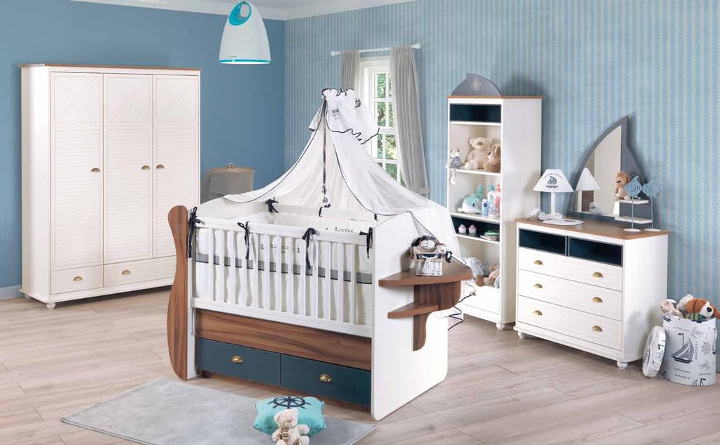 Kapaklı Gardırop Boat Beşik Şifonyer, x.88,00.7,00.00 Admiral Baby Ceviz, beyaz ve mavinin uyumlu tonlarıyla tasarlanmış yalın formlu bir bebek odası koleksiyonu.